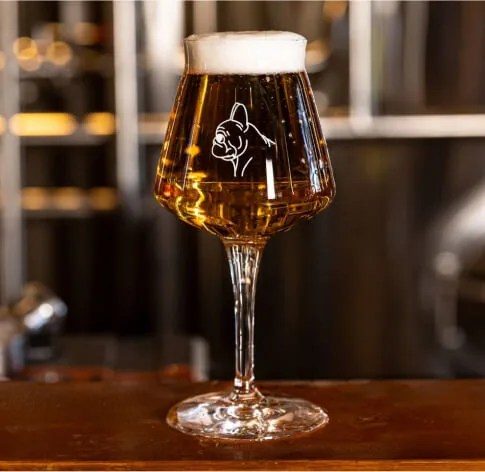 Verre de bière blonde gravé du logo Lucky