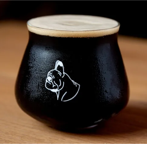 Verre de bière brune gravé du logo Lucky