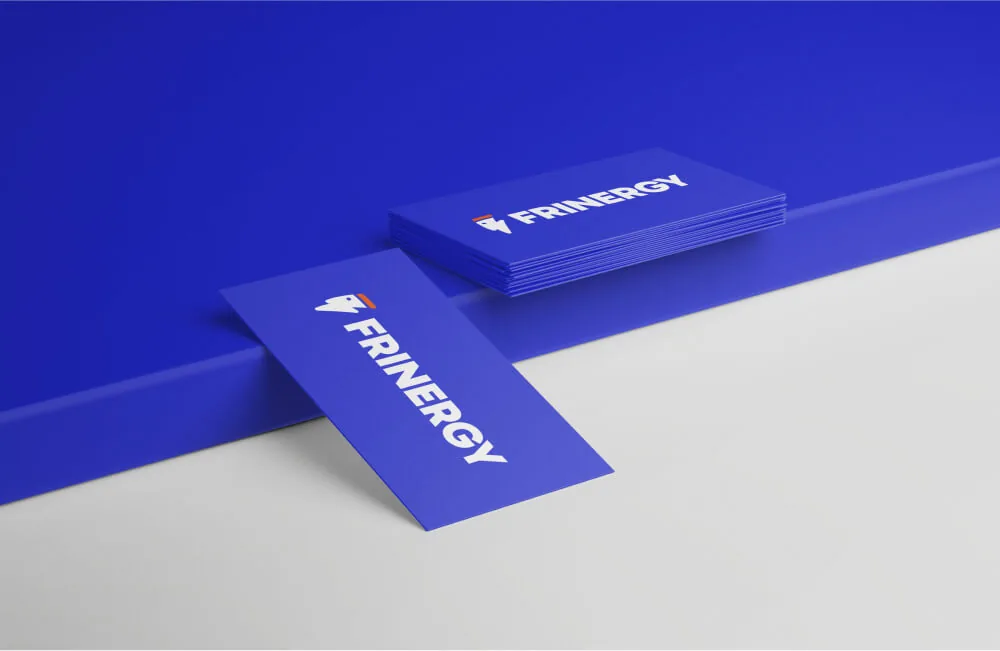 Carte de visite Frinergy bleue posée sur une surface claire